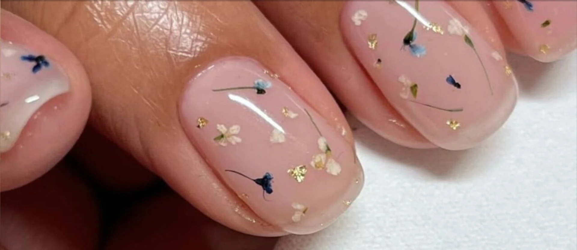 Milk Bath Nails ovládly jaro: Minimalismus s květinovým twistem