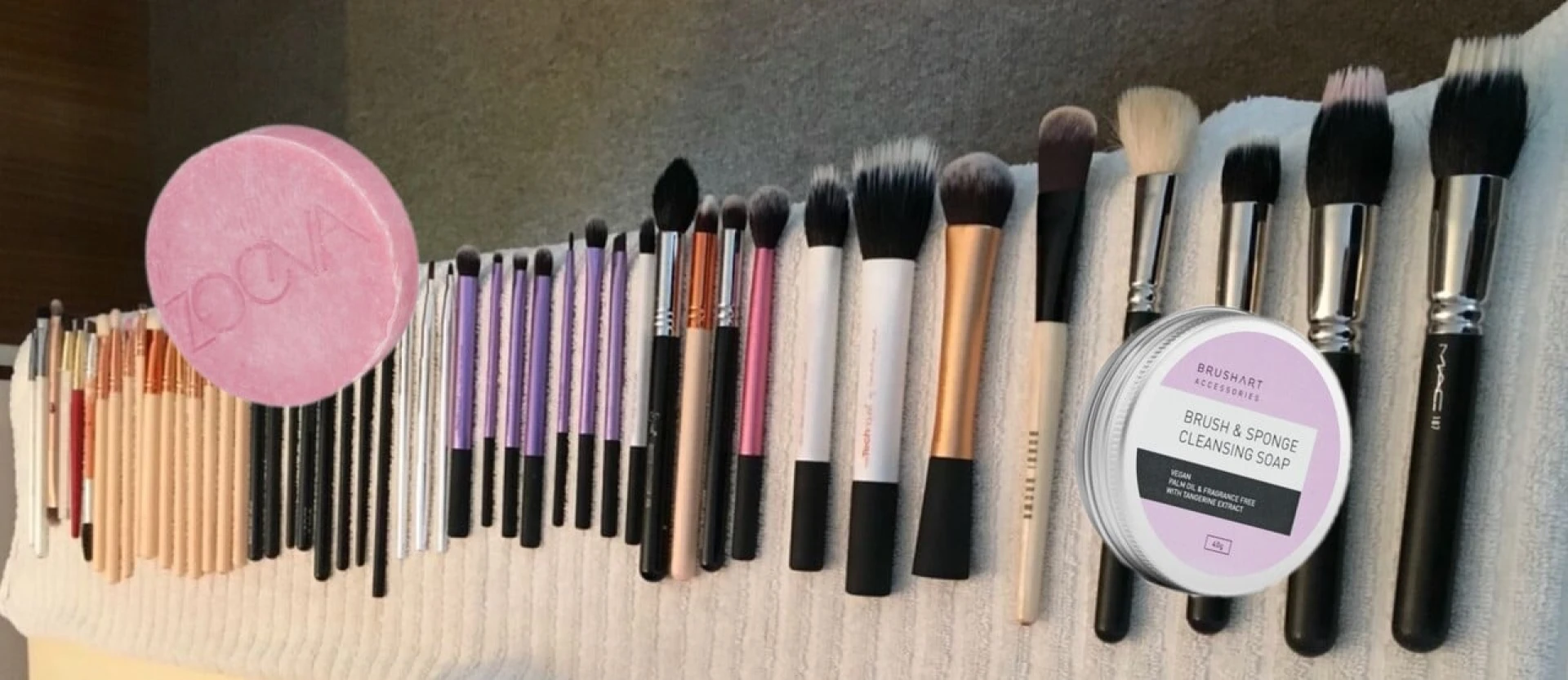 Proč je důležité pravidelné čištění štětců? Tohle jsi možná nevěděl*a a právě proto máš s pletí stále problémy