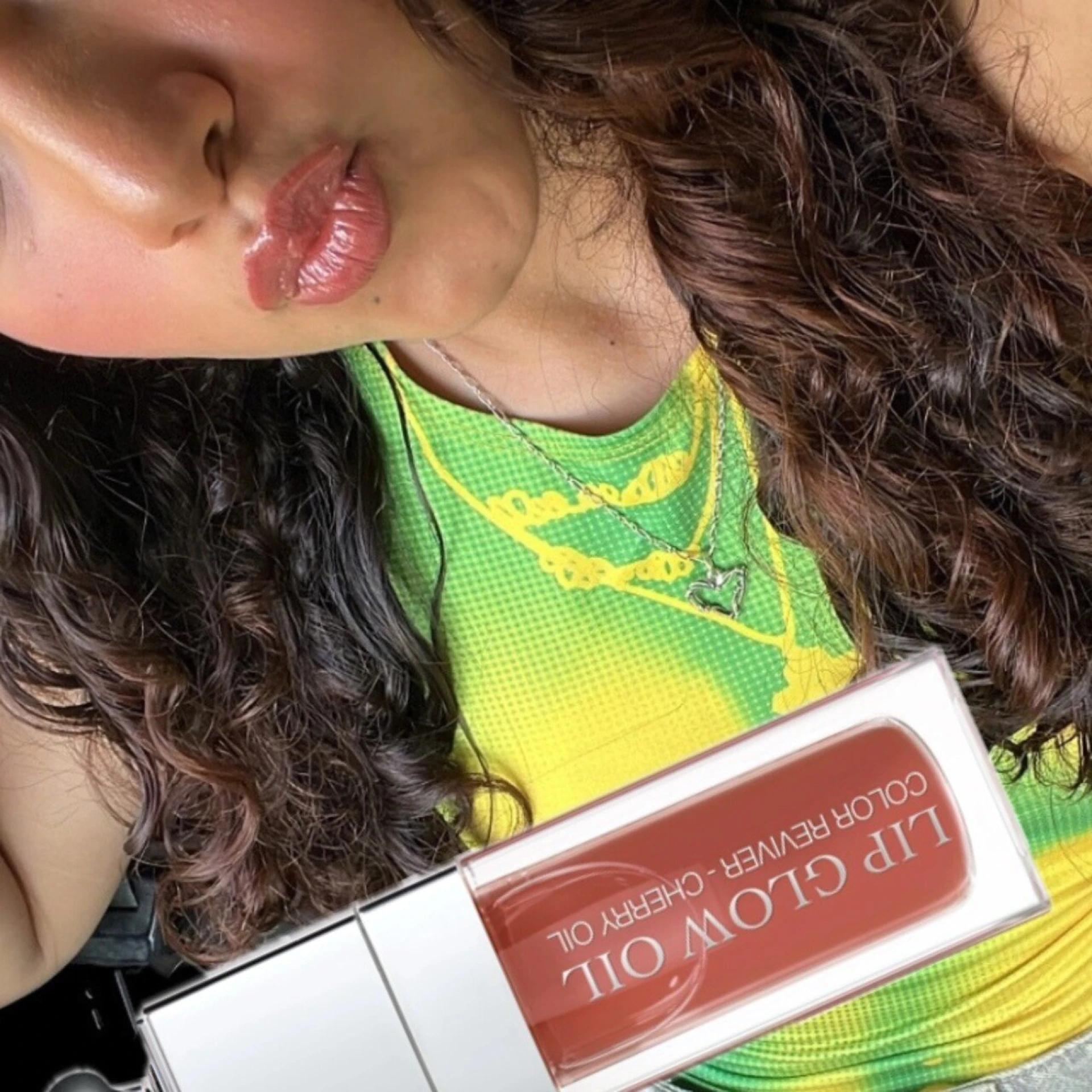 Vybrali jsme TOP 10 lesků a olejů na rty. Za některé zaplatíš méně než za ranní kávu v kavárně